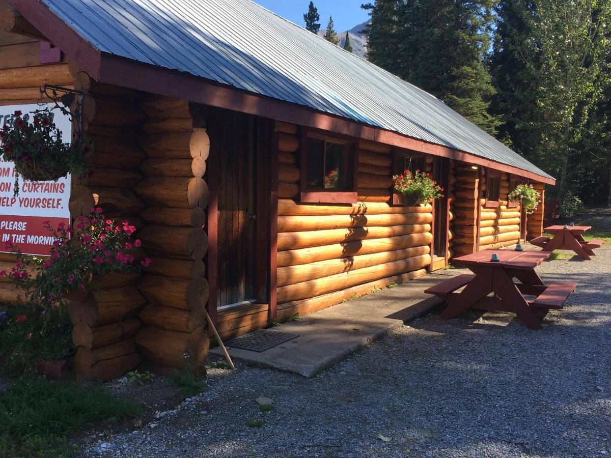 Double G Service Muncho Lake Екстериор снимка