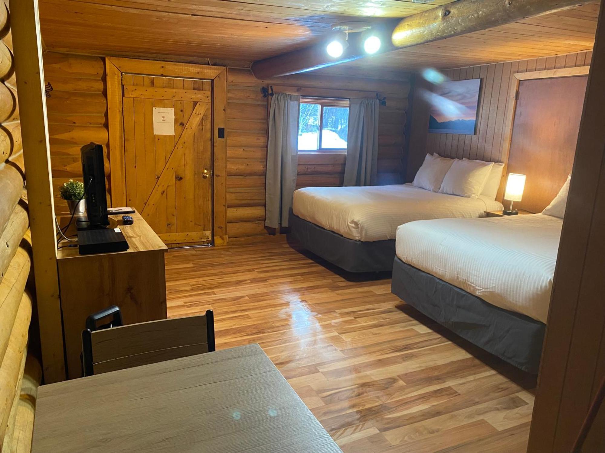 Double G Service Muncho Lake Екстериор снимка